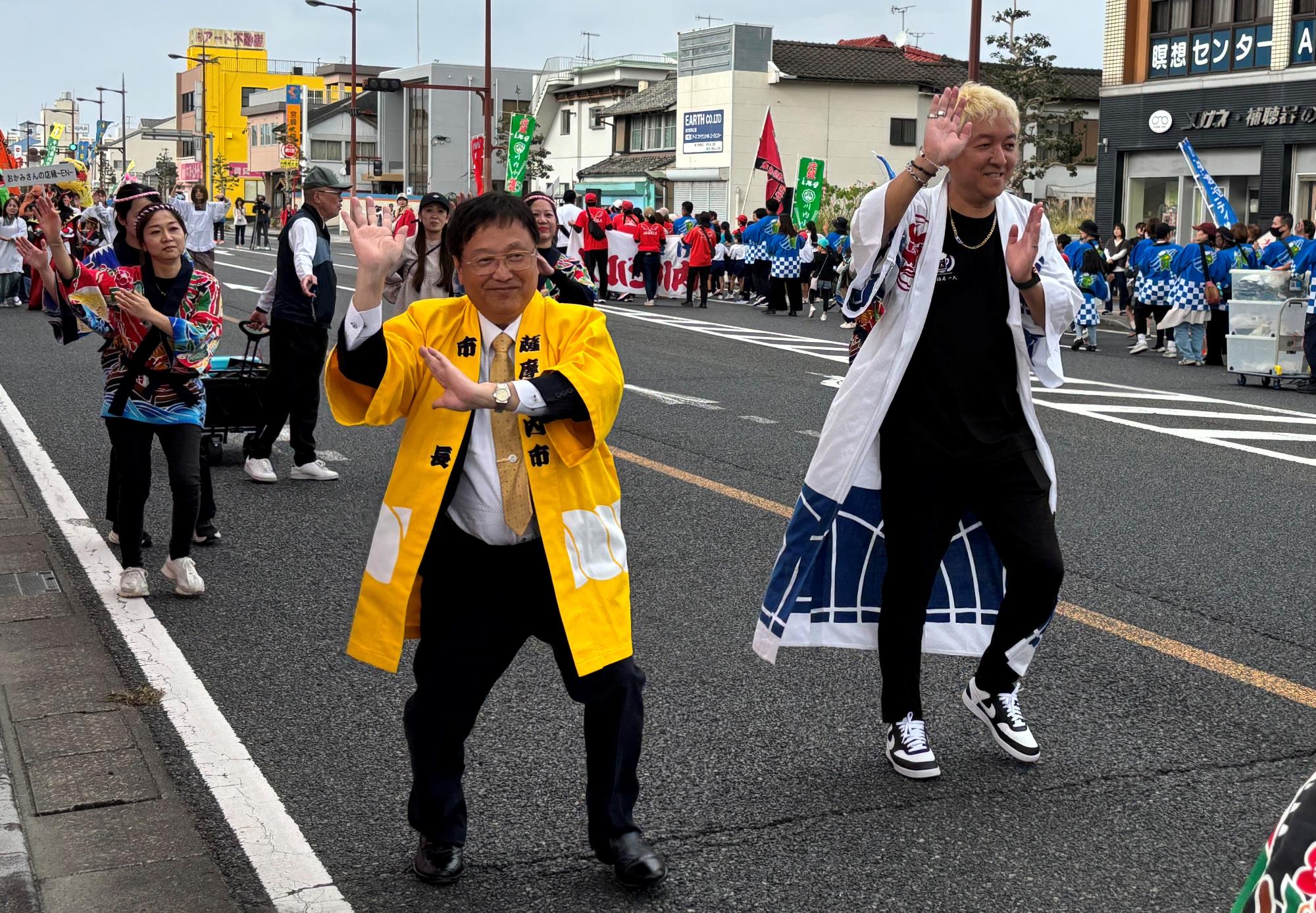 観光大使と踊っている様子