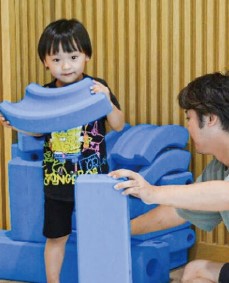 おもちゃで遊ぶ子ども