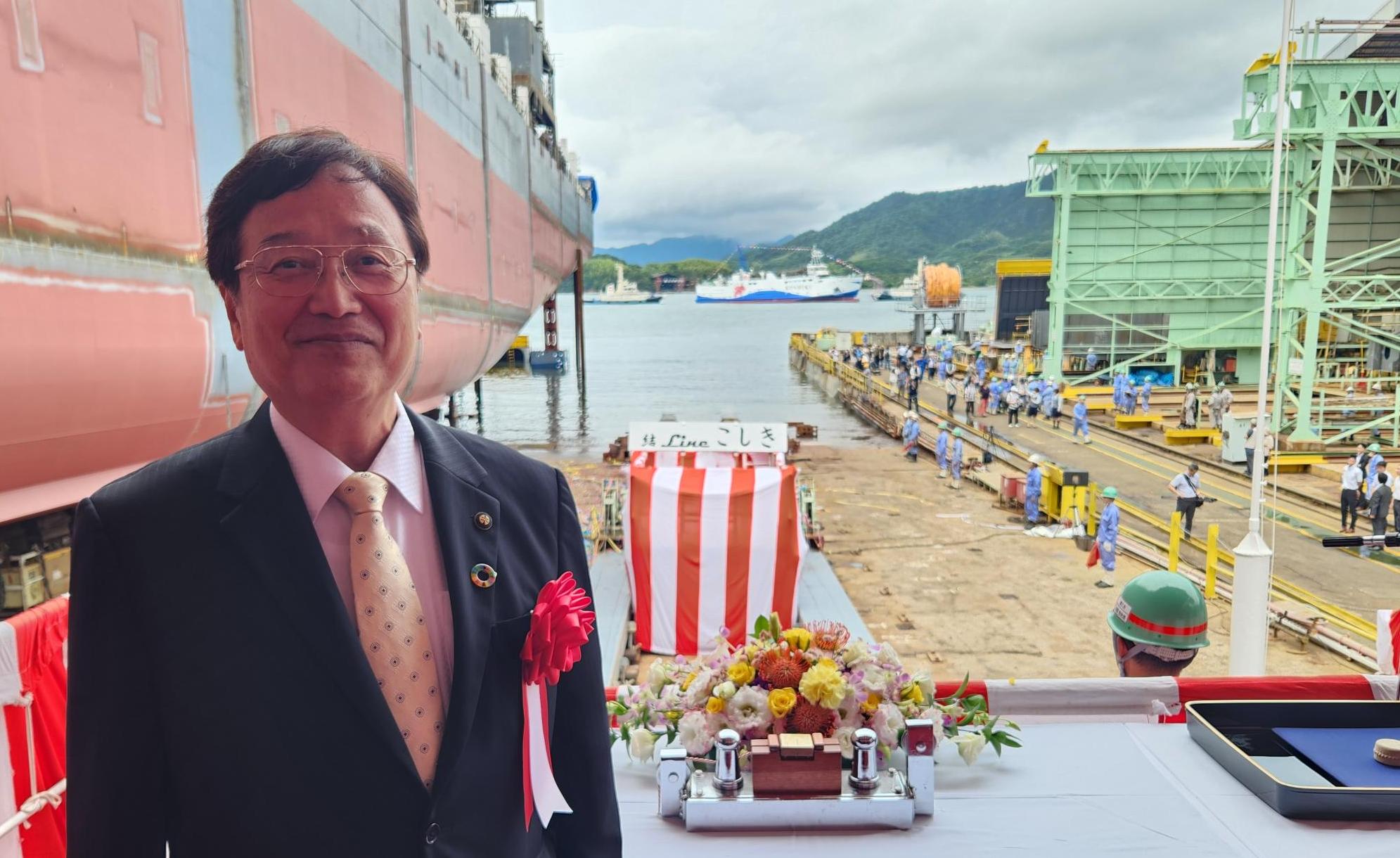 命名書と新造船と市長の写真