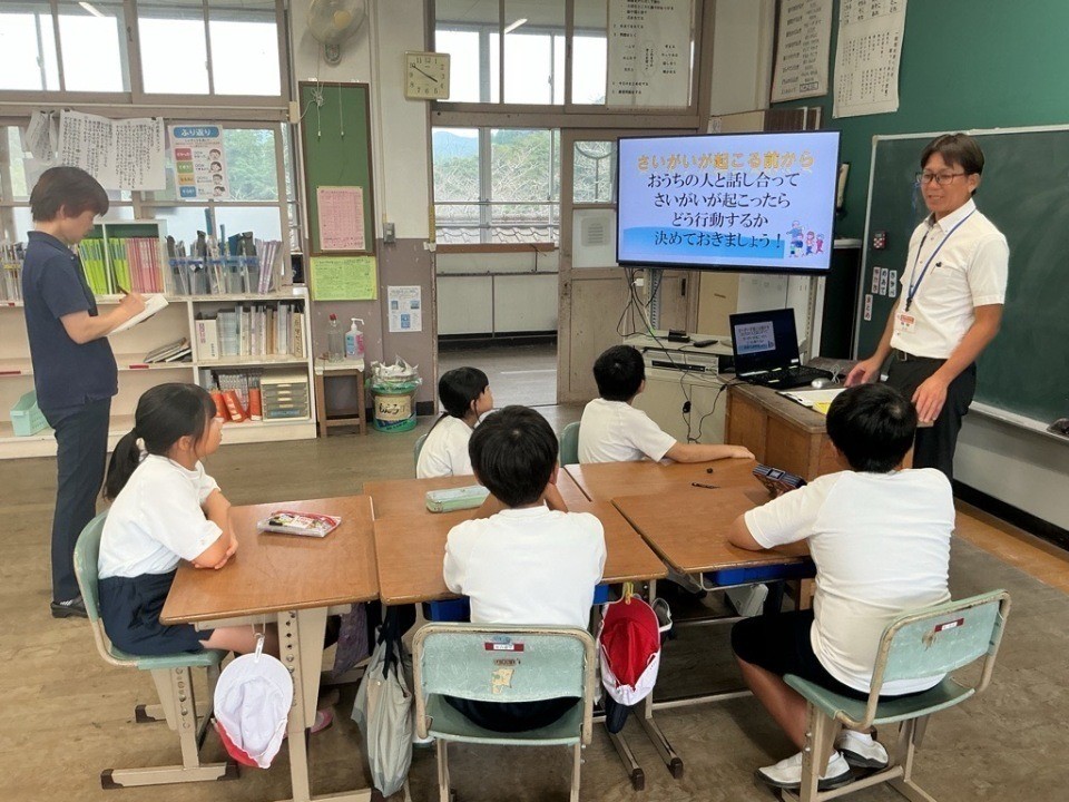 防災について子どもたちに講義をする様子