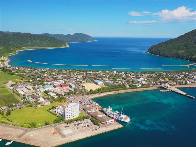 写真部門優秀賞作品「青い海に挟まれた里港」の画像