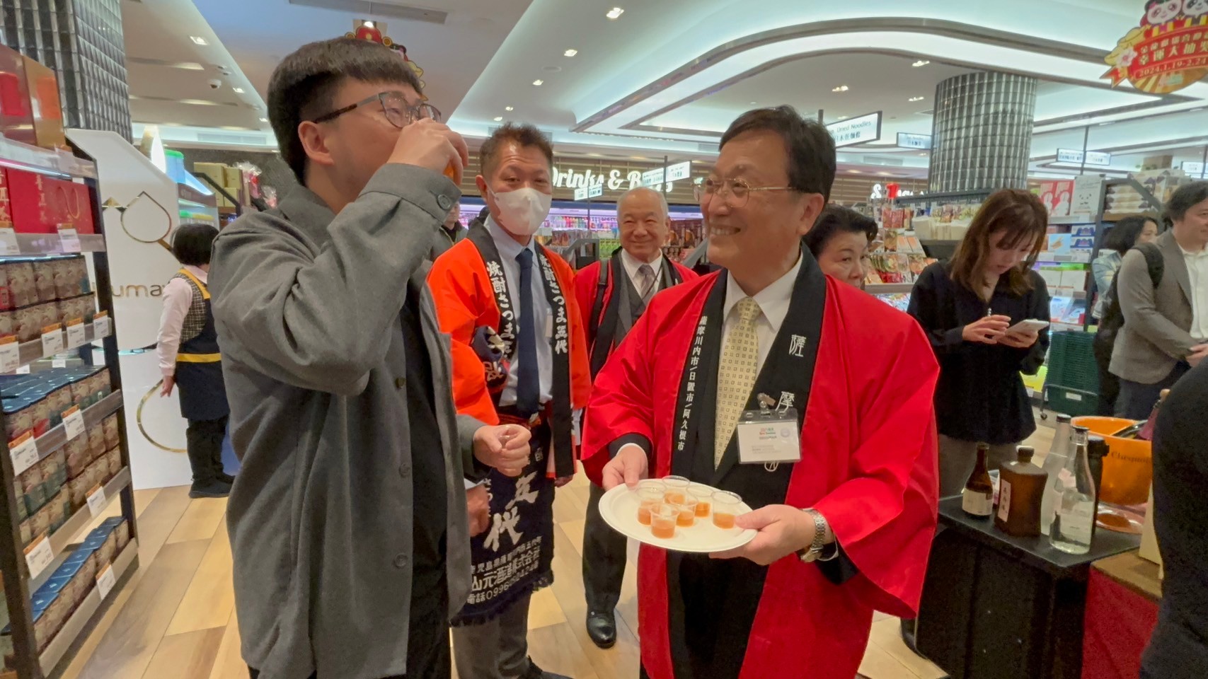 商品PRをしている田中市長