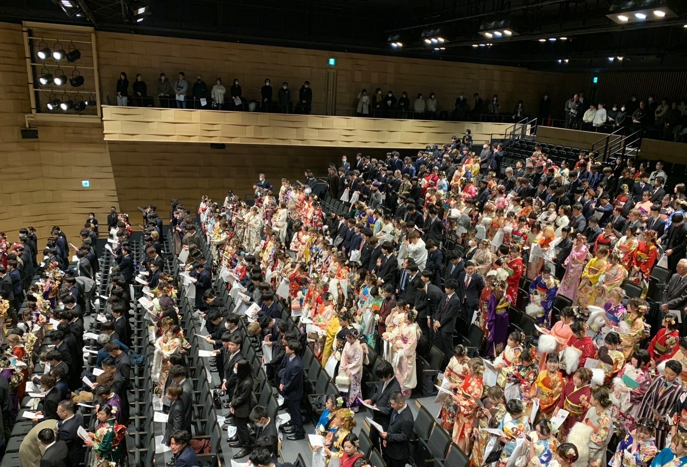 会場内につどう二十歳を迎えた方々の写真