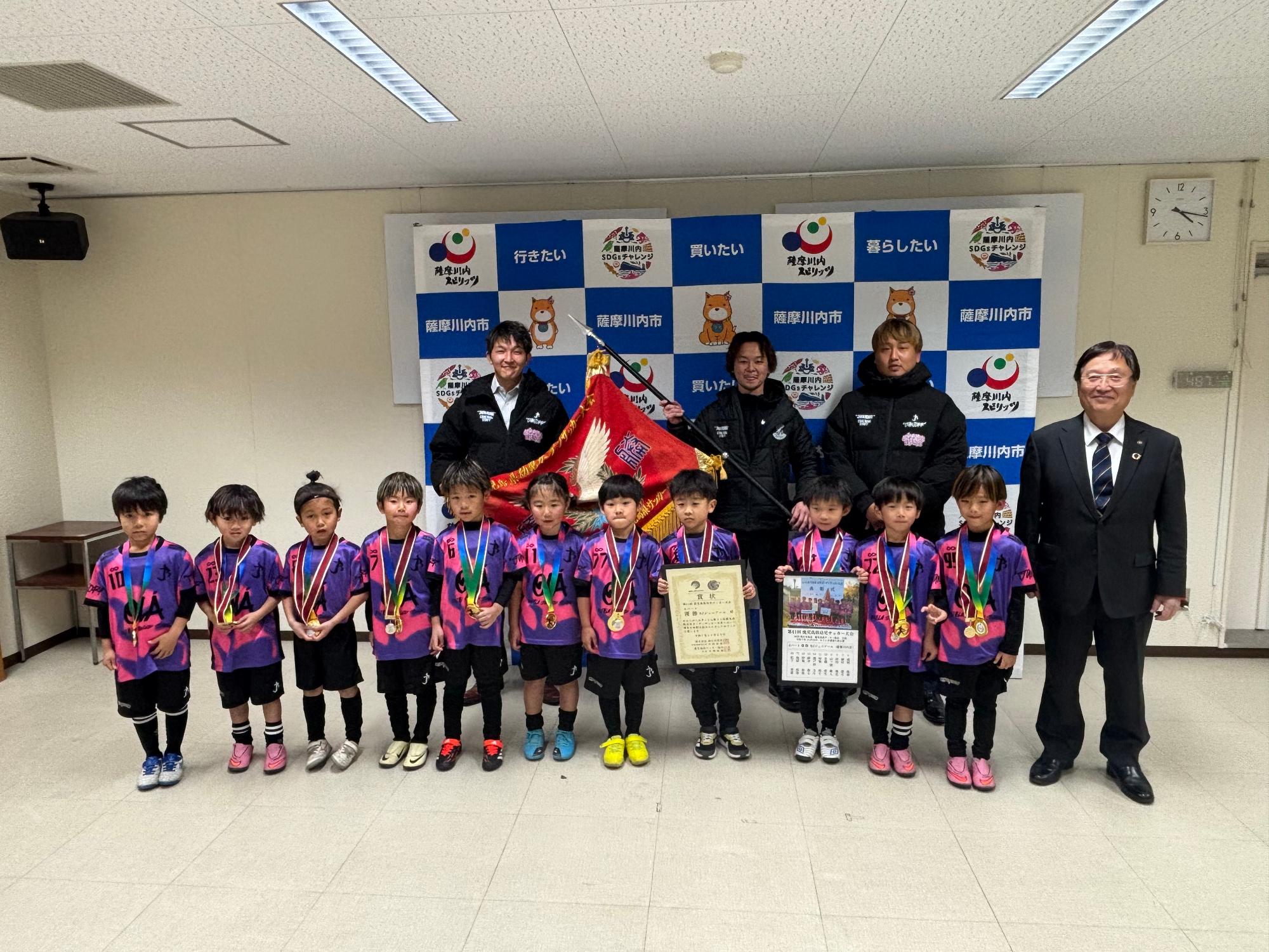 RJジュニアールの皆さんと市長の集合写真