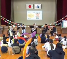 子どもたちと一緒にコンサートをする様子