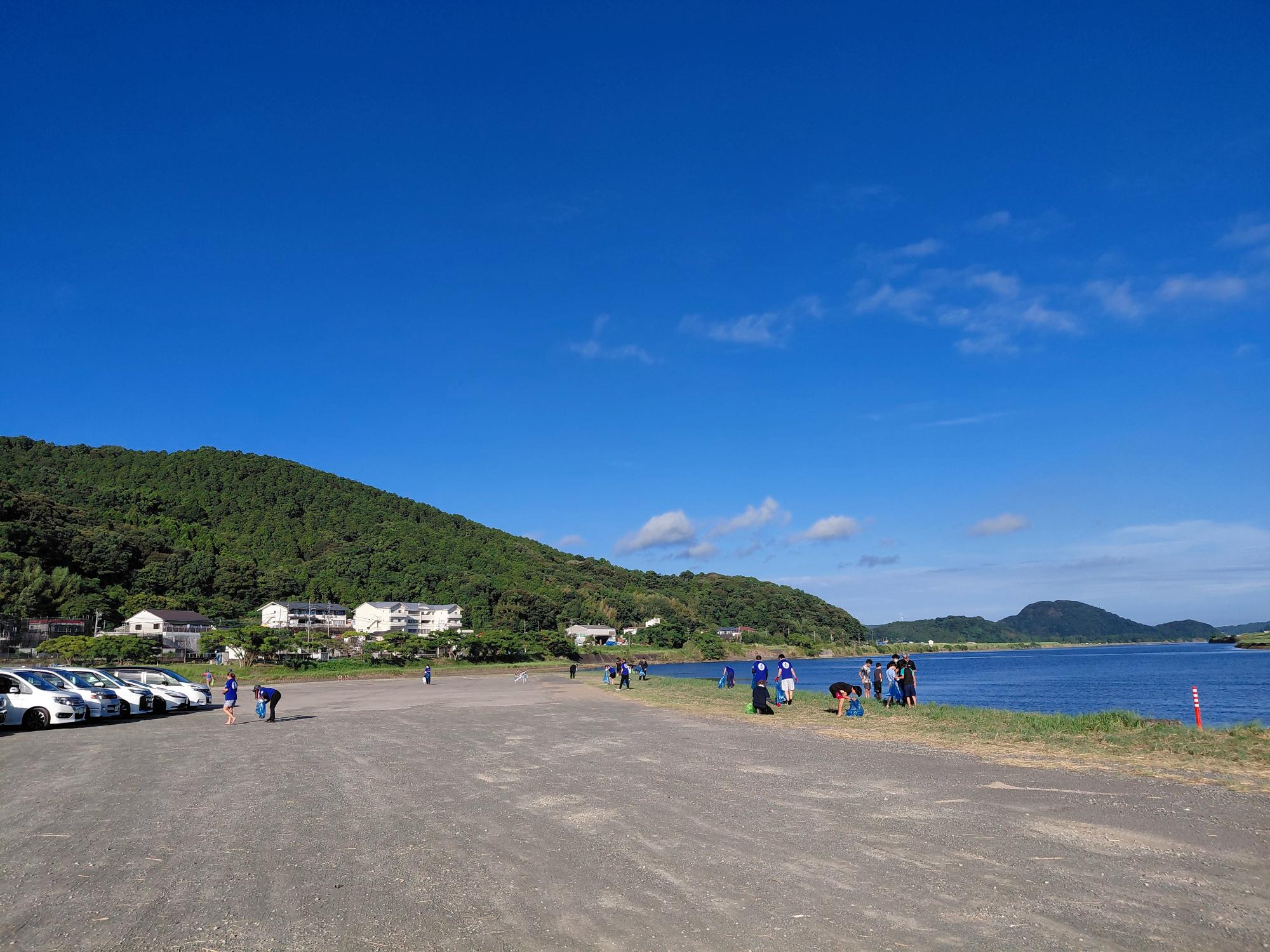 川内川花火大会翌日のボランティア清掃の様子
