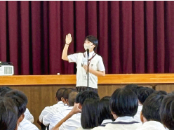 全校生徒に向けて発表をしている宇都さん