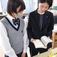 学校の司書さんと一緒に本を見ている様子