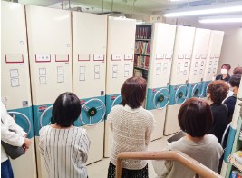 図書館見学ツアーの様子