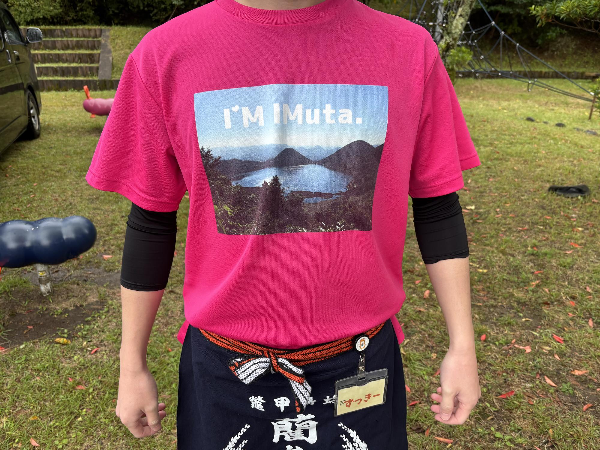 ピンクのTシャツ