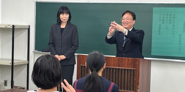 手話で挨拶をする市長