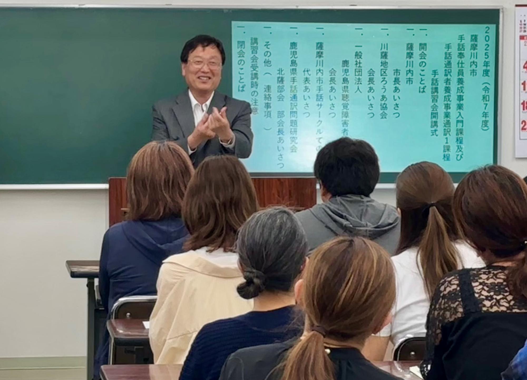 手話であいさつをする様子