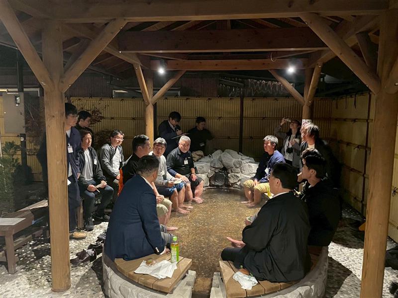 市比野温泉ポケットパークでの会議の様子