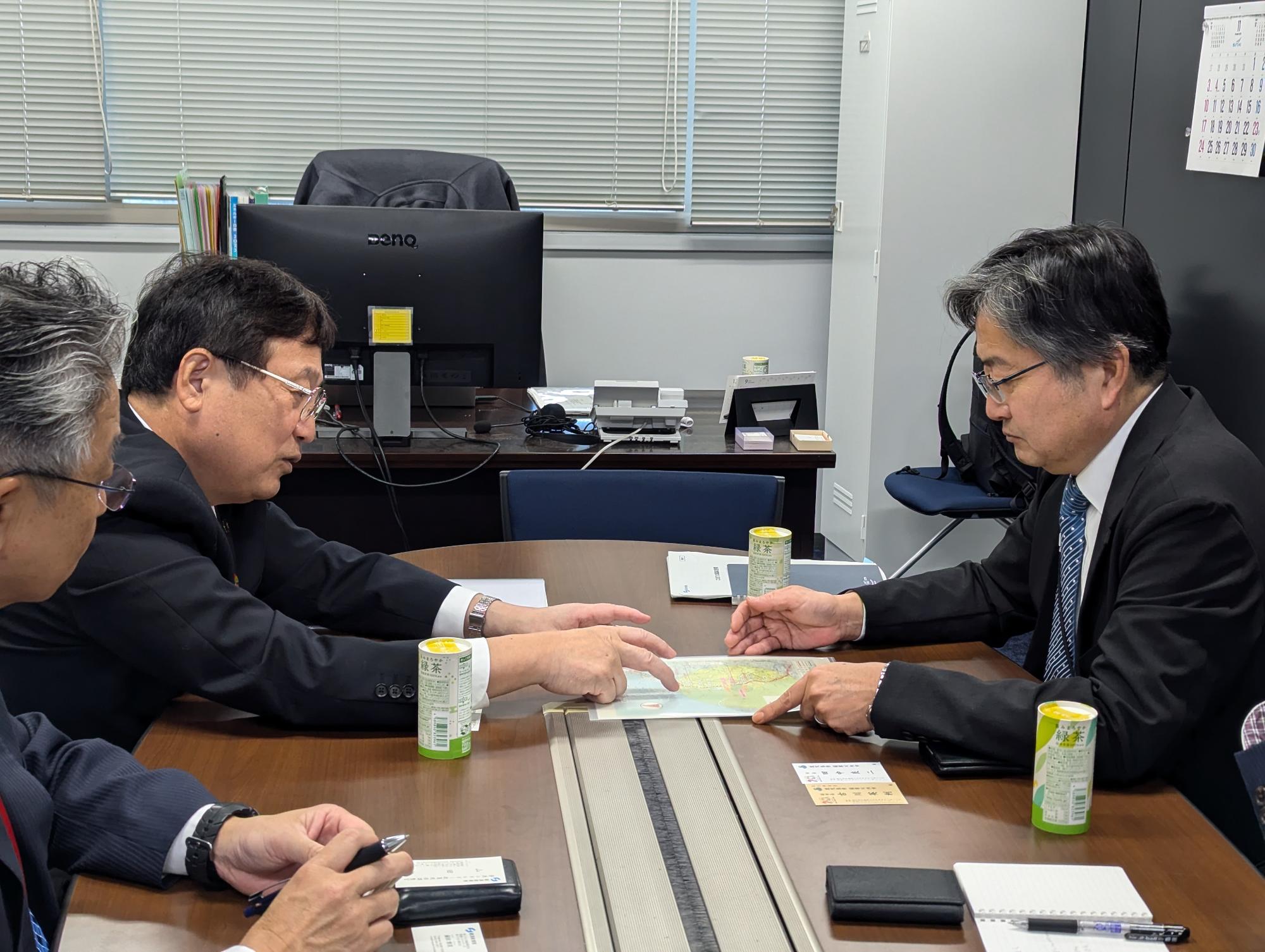 山田政策統括調整官に説明する田中市長