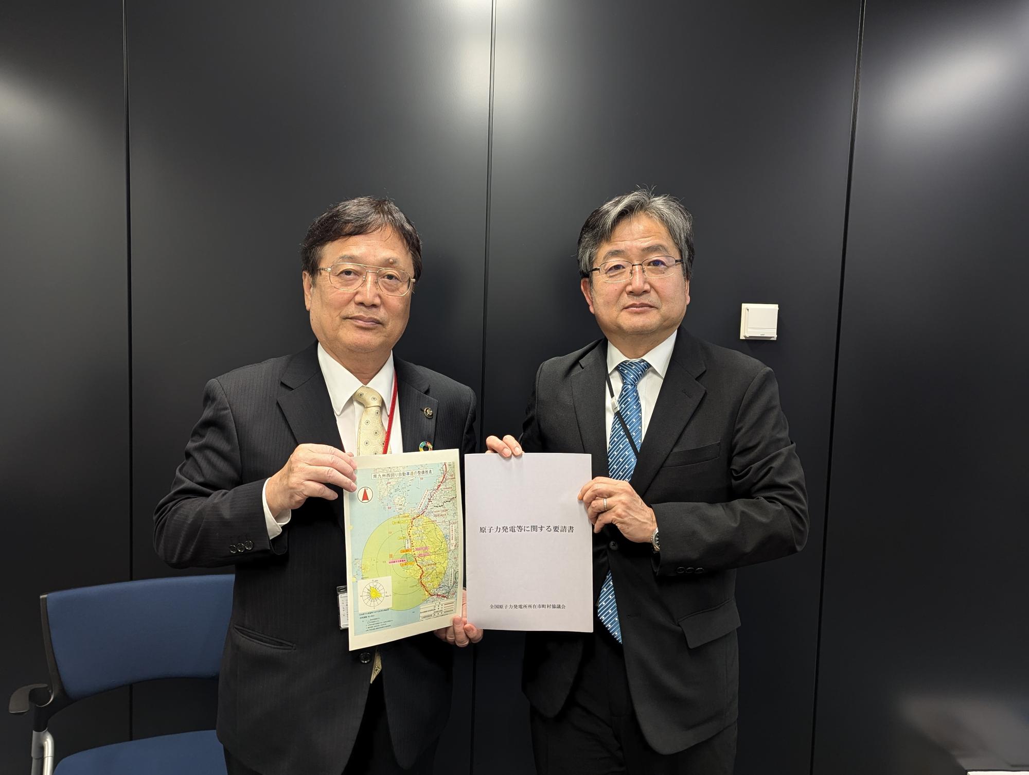 左から田中市長、山田政策統括調整官