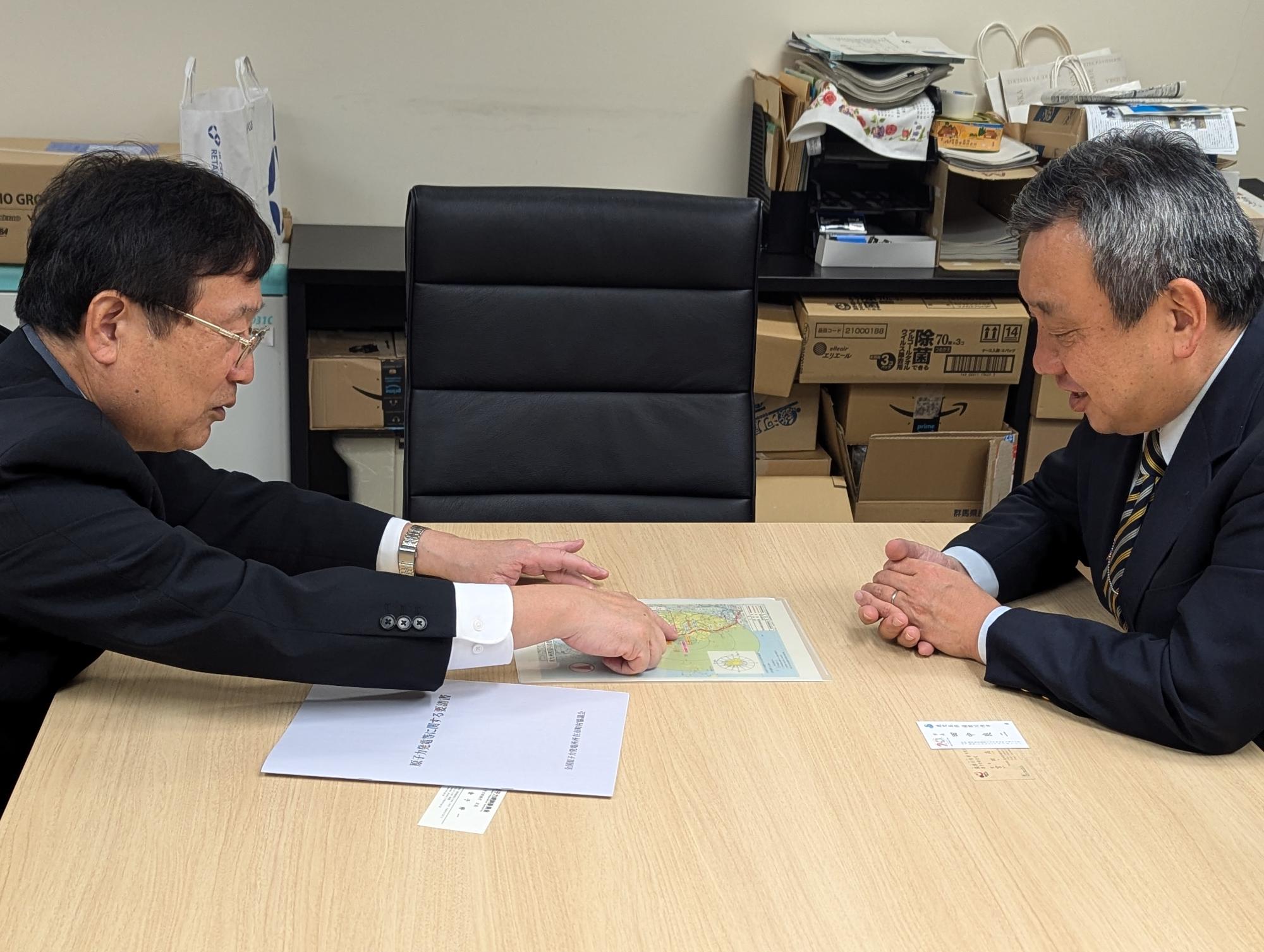金子次長に説明する市長