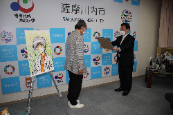 瀬戸上先生に感謝状を贈呈する田中市長の写真