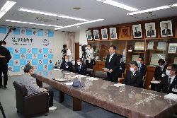 瀬戸上先生へ感謝の意を述べる田中市長の写真
