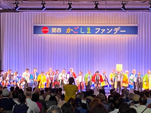 他市町村の首長らとステージ上に並ぶ田中市長の写真