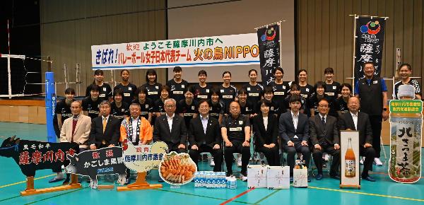 選手・スタッフらと県、市の関係者らの集合写真