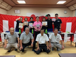 ホッケー競技選手らとの集合写真