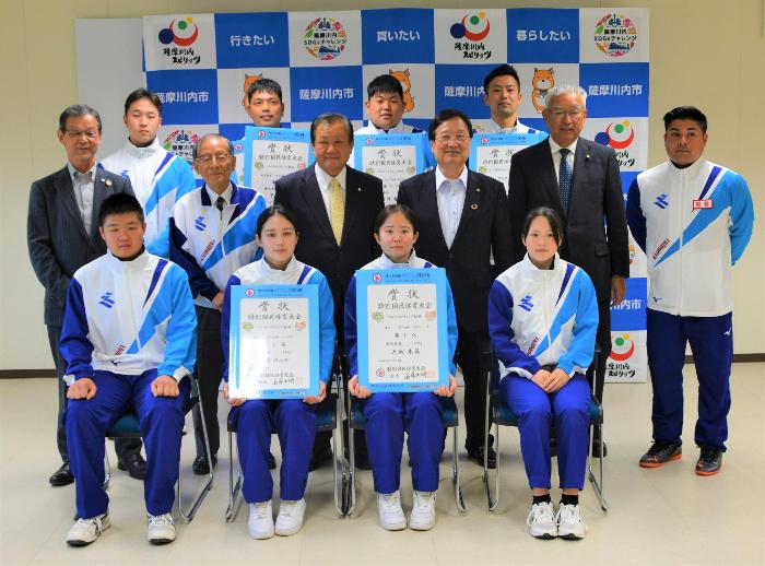 ウエイトリフティング競技代表選手の皆さんとの集合写真