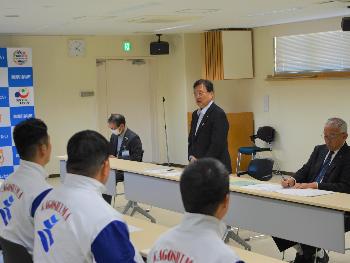選手らに挨拶をする田中市長