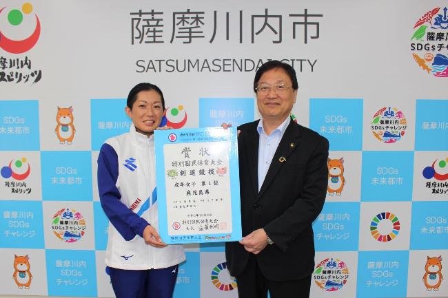 山下選手と田中市長のツーショット写真