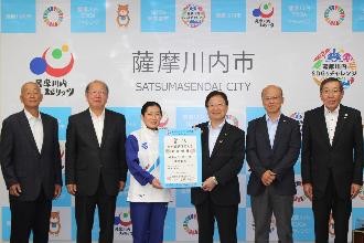 山下選手、市剣道協会の皆さん、田中市長の集合写真
