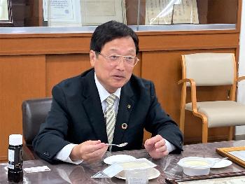 豆腐を試食する田中市長