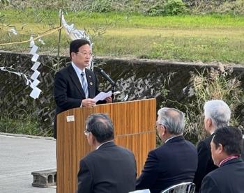 祝辞を述べる田中市長の写真