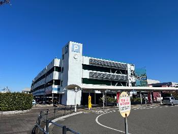 寄附された時計(川内駅西口駐車場全体の構図)