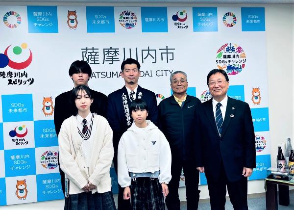 東郷文弥節人形浄瑠璃保存会の皆様と田中市長の集合写真