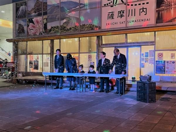 田中市長らがカウントダウンとともに点灯スイッチを押すようす