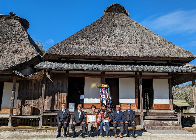 10万人目のご家族との記念撮影のようす