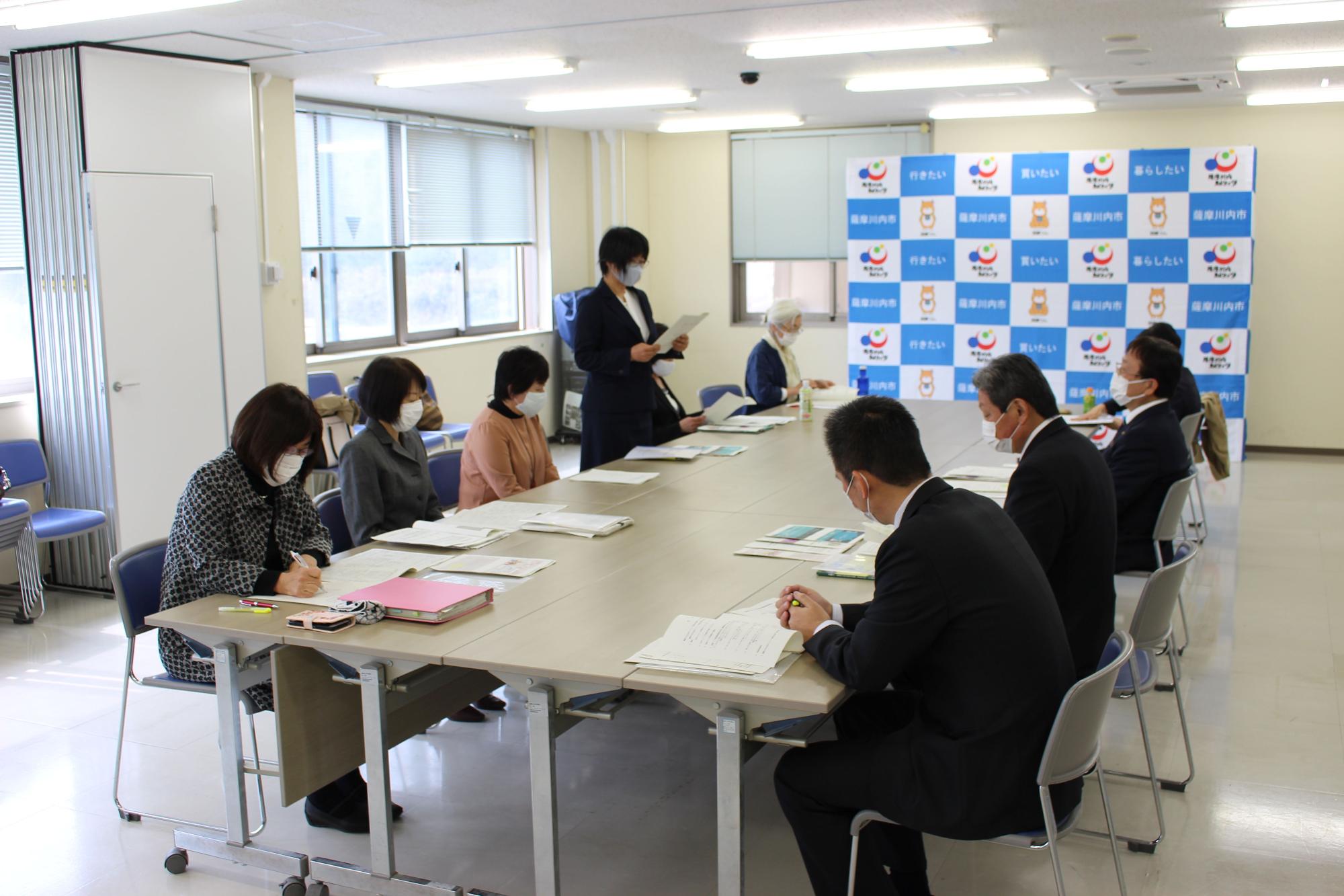 女性チャレンジ委員会の代表者の方々が市長たちに提案している写真