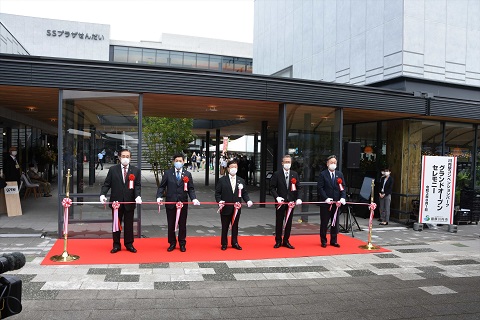 川内駅コンベンションパークの前でテープカットを行うスーツ姿の男性たちの写真
