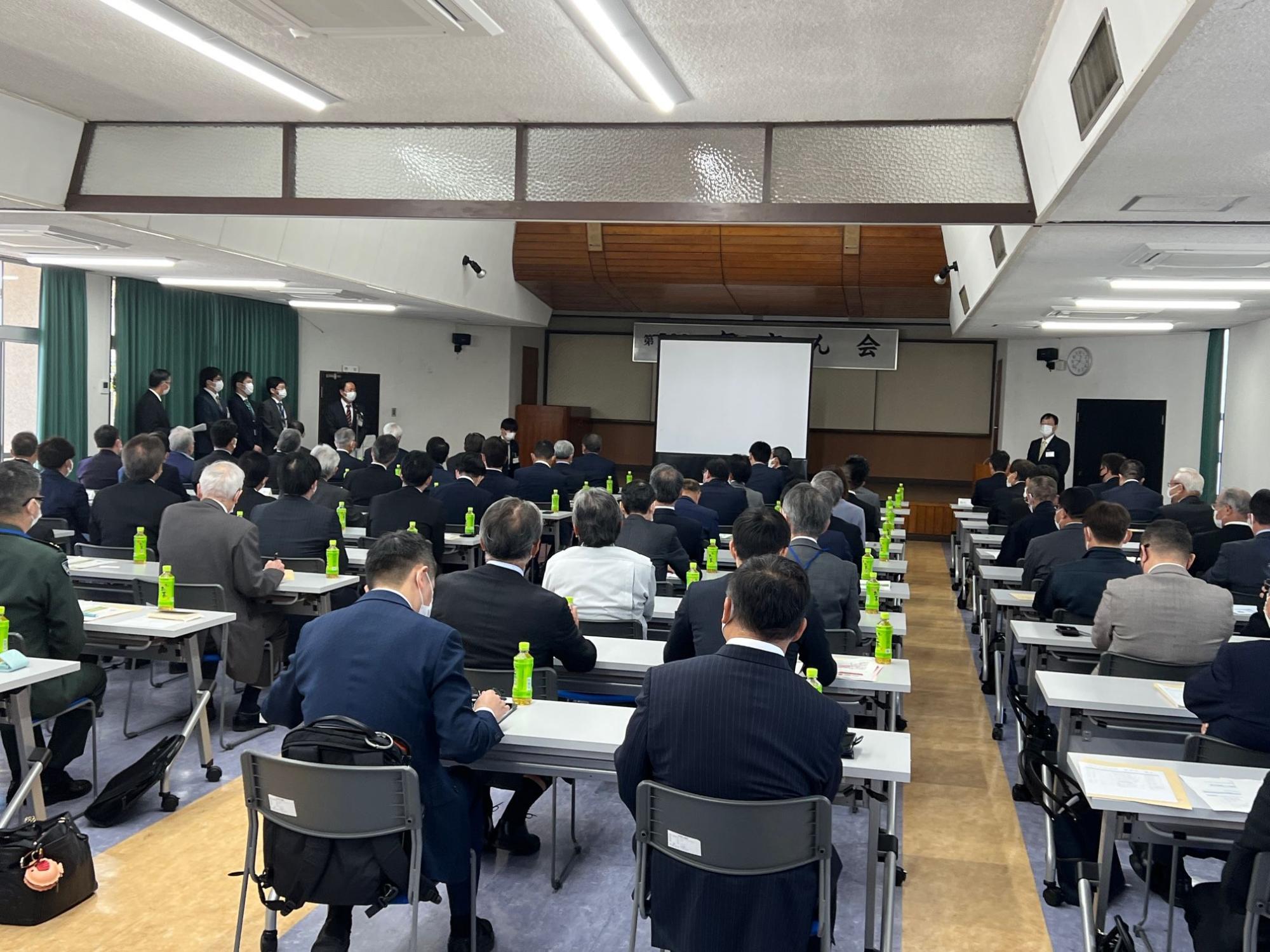 午さん会での市長の発言を聞いている参加者の皆さんを背後から撮影した写真