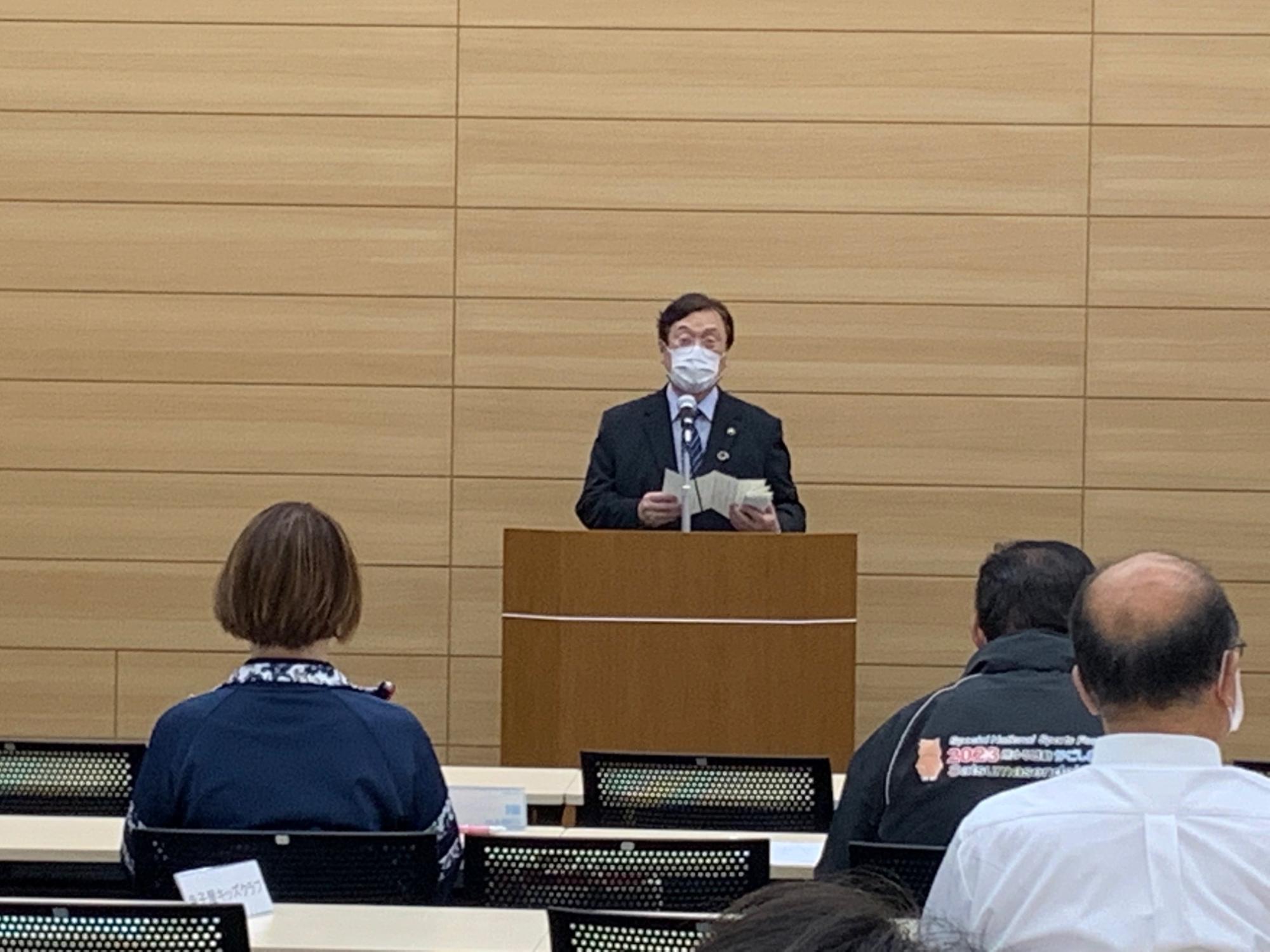放課後児童クラブ連絡協議会総会で原稿を読み上げている市長の写真