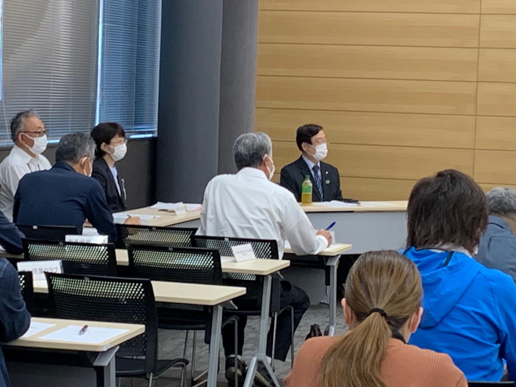 市長の話を聞き入っている参加者の皆さんの写真
