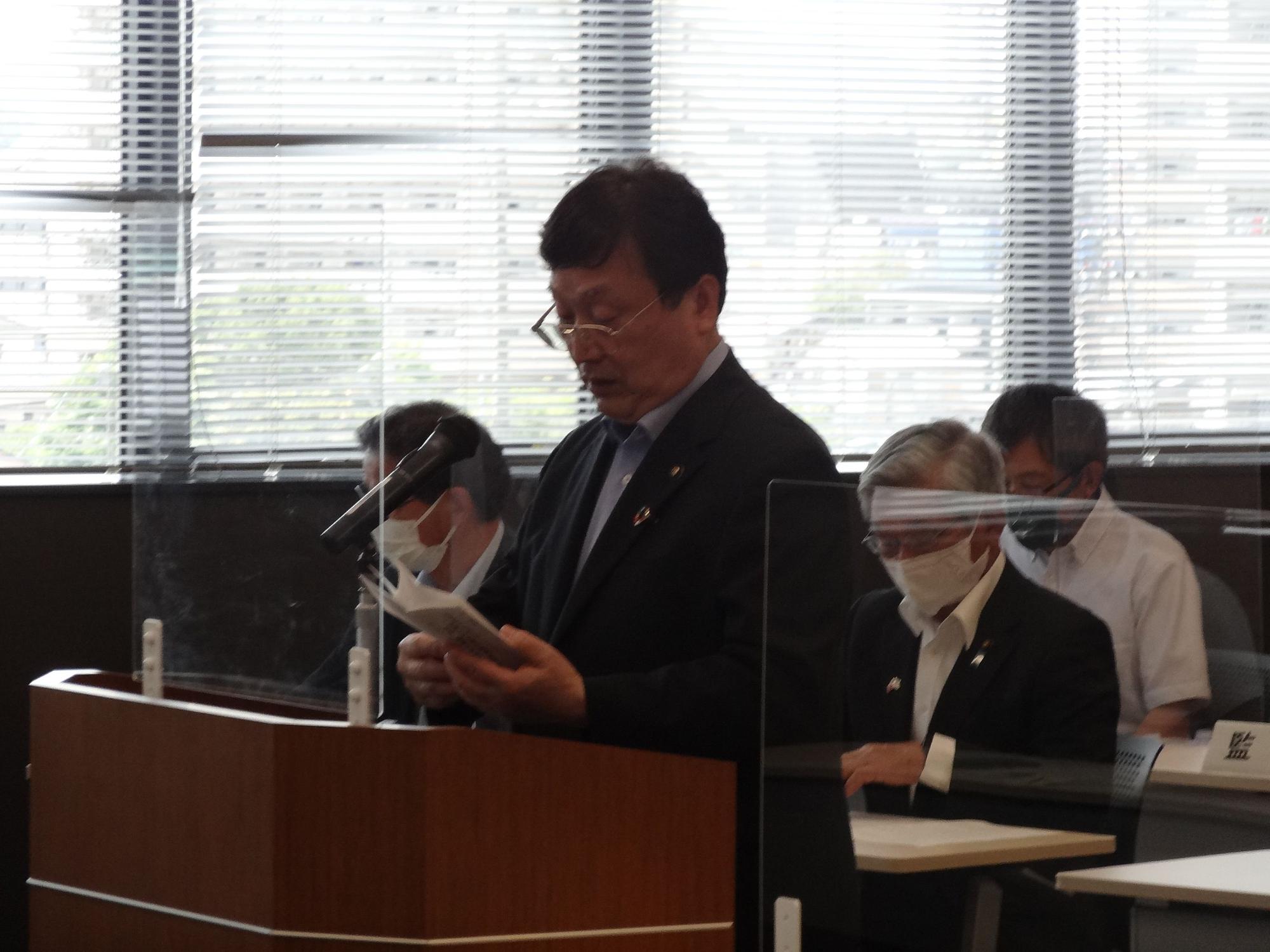 青少年育成市民会議総会で関係者の前で原稿を読み上げている市長の写真