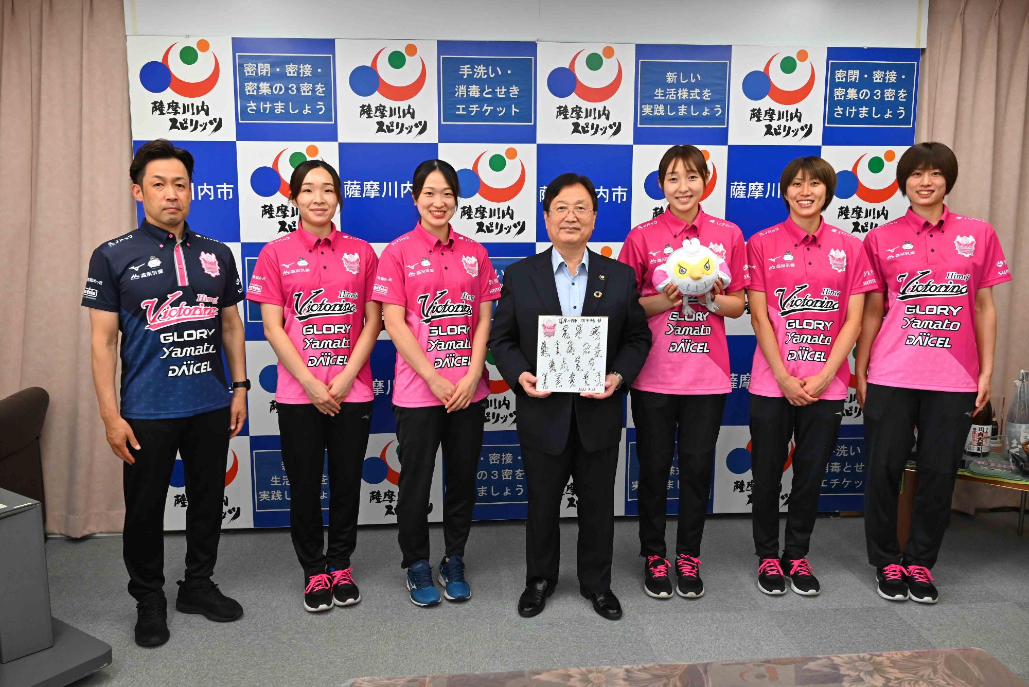 ヴィクトリーナ姫路の選手たちと田中市長が並んでいる写真