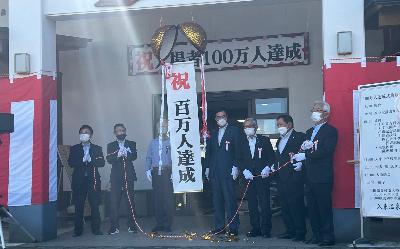 他の来賓の方々とくす玉を割る田中市長の写真
