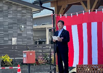 記念式典で祝辞を述べる田中市長の写真