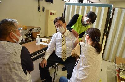 ワクチン接種を受ける田中市長の写真