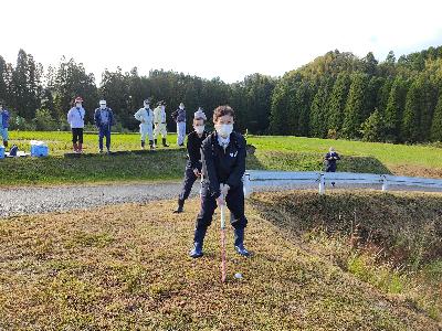 始球式に参加する田中市長の写真