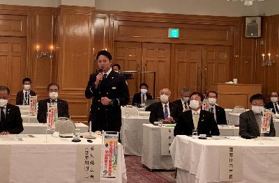 大会で意見を述べる鶴永消防士長と発表を聞く田中市長らの写真