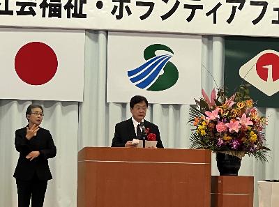 祝辞を述べる田中市長の写真