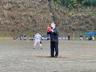 始球式に臨む田中市長の写真