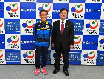 並んで写真に写る竹下さんと田中市長の写真